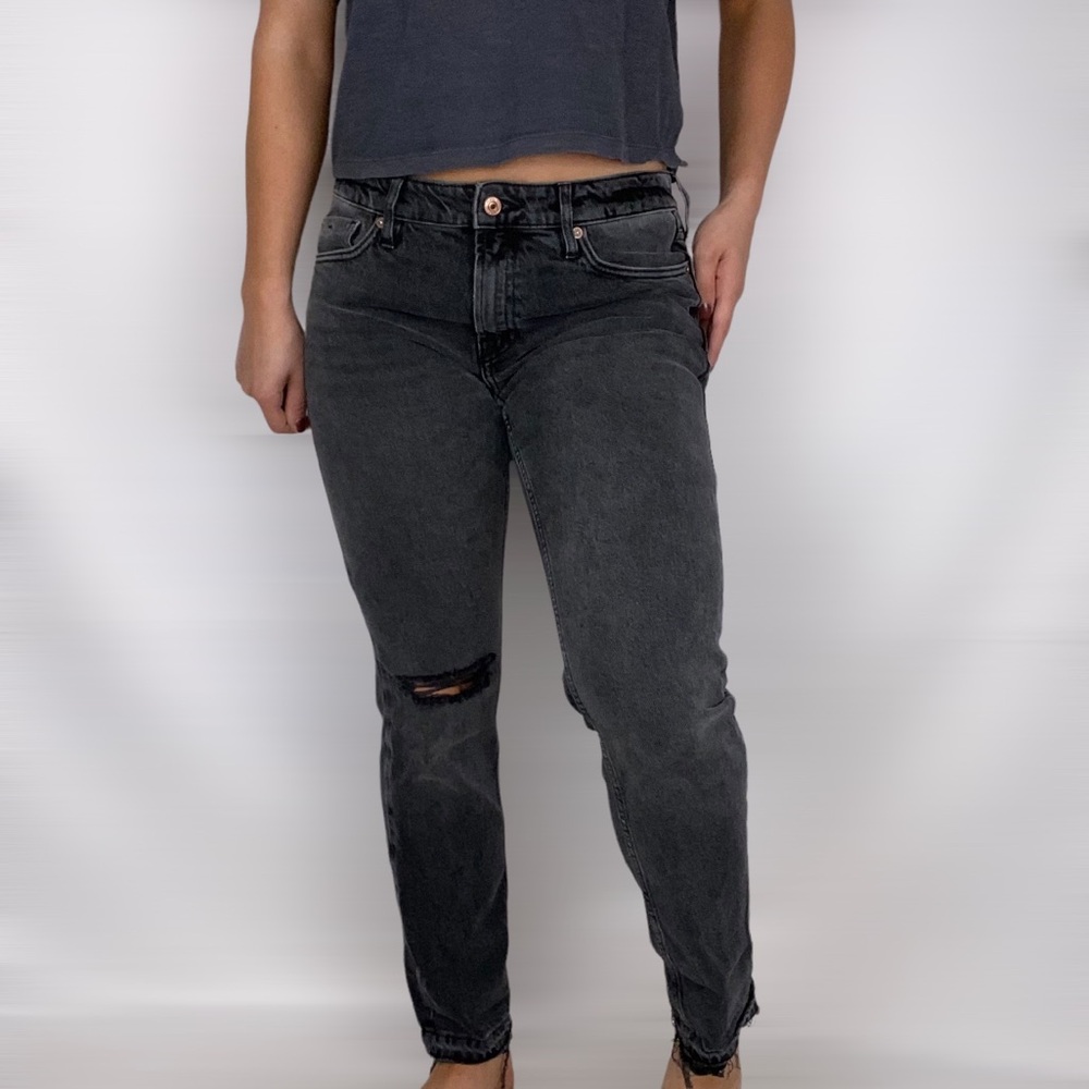 ✨️SALE✨️WE THE FREE Mid arise Distressed Straight Jean